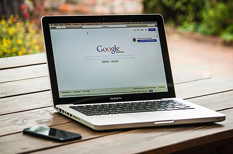 Um computador com a p&aacute;gina da landing page do Google.com aberta.