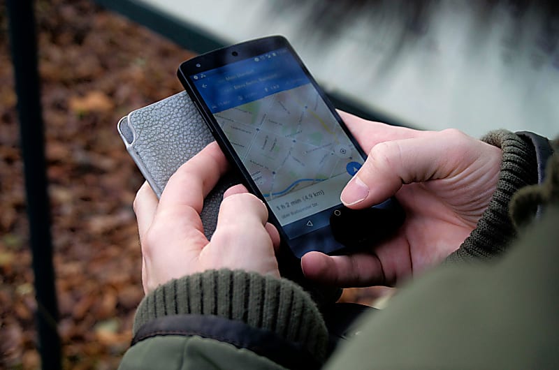 Uma pessoa a utilizar um telemóvel. A app Google Maps está aberta.